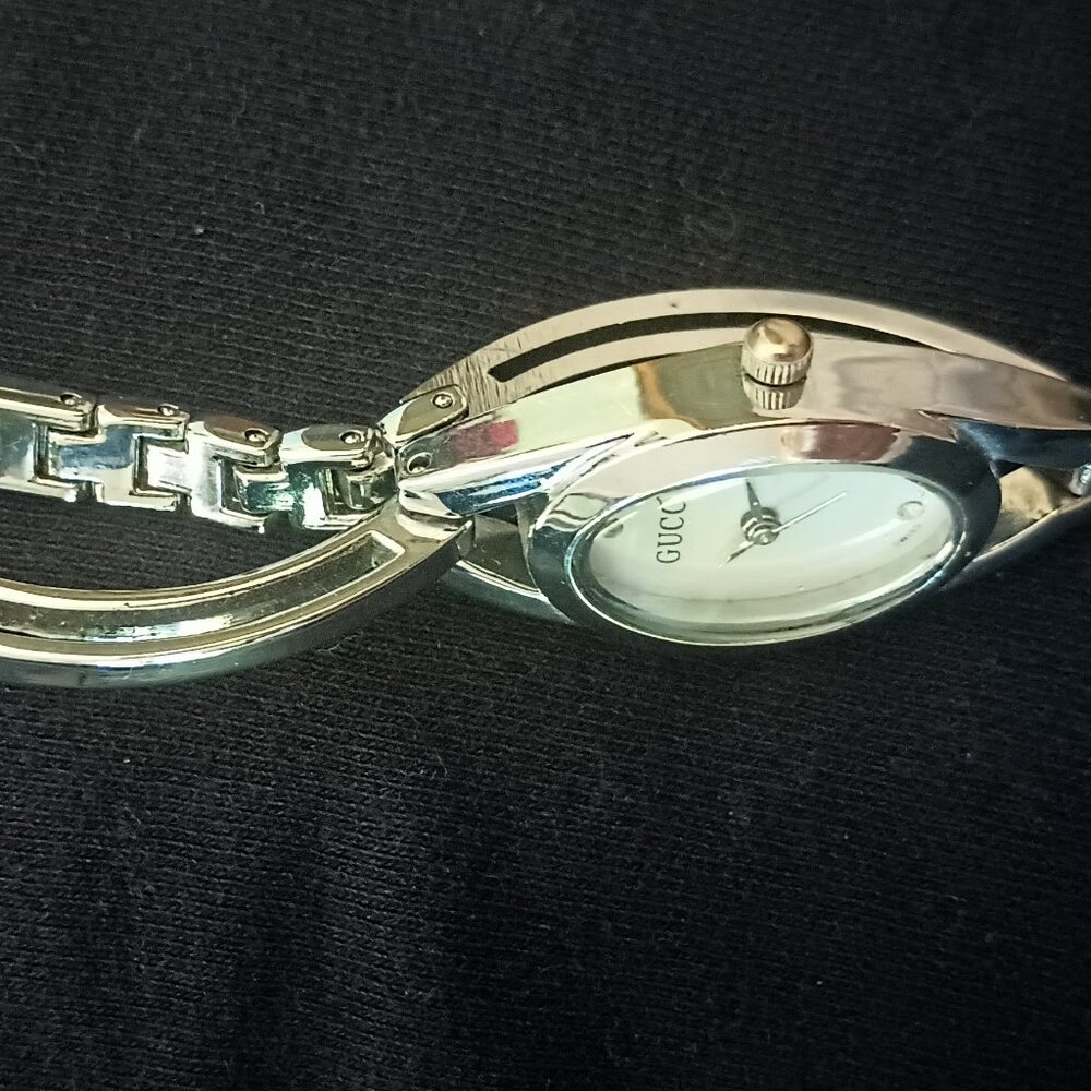 Gucci watch with two diamond chips - Picture 6 of 8